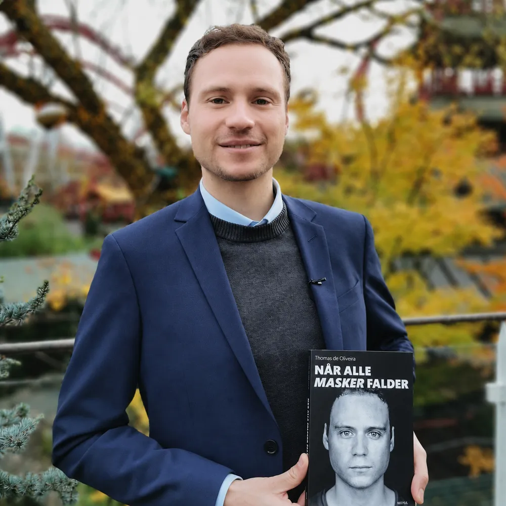 Thomas de Oliveira med bogen Når alle masker falder